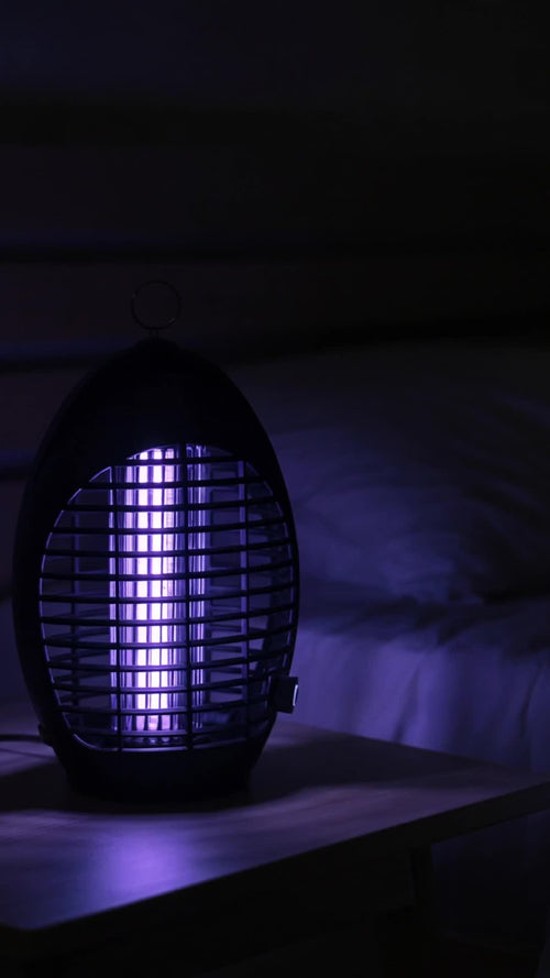 Lámpara encendida en dormitorio